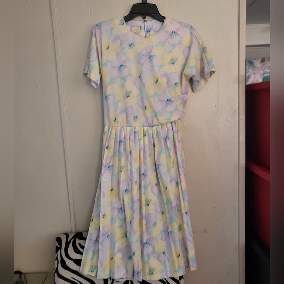 VINATGE PASTEL PLEATED DRESS - Picture 4 of 10